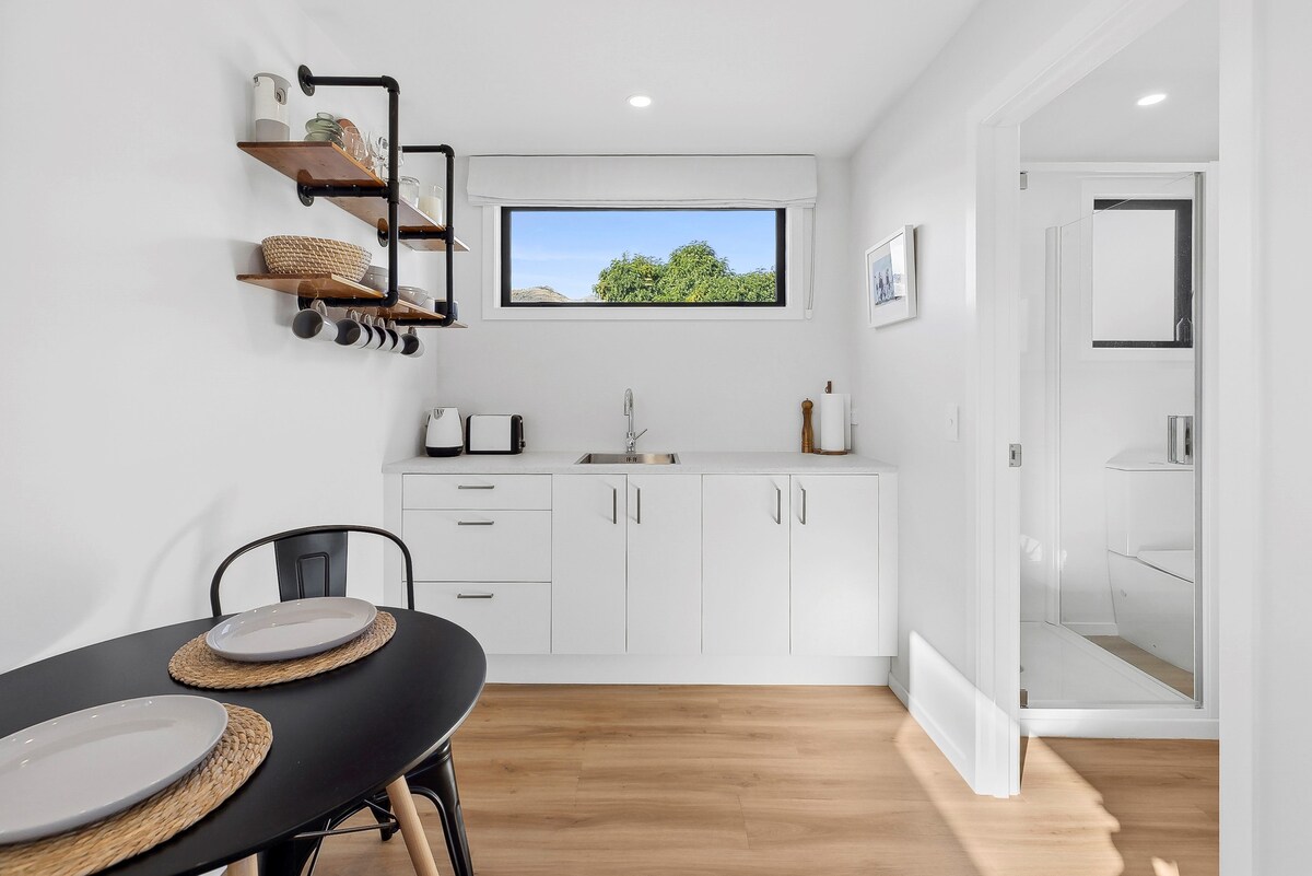 Popular Airbnb listing: The Studio - Modern stay in Old Cromwell in Cromwell