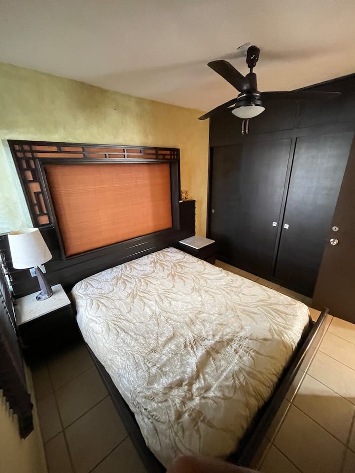 Დედოფლის ზომის ოთახი, რომელიც მზადაა სიამოვნებისთვის.