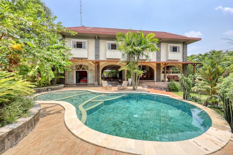 5 BR Private Villa 15 Minutes to Seseh Beach Bali