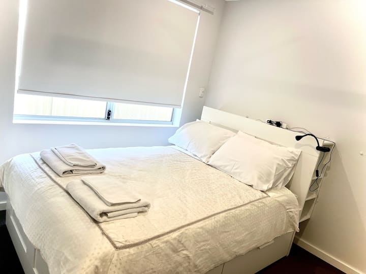 חדר שינה לאורחים 2 עם מיטה זוגית, מזרן נוח של איקאה סולטן, אחסון מתחת למיטה, ארון גדול מובנה, מאוורר, לוח חשמל ומנורת מיטה. 