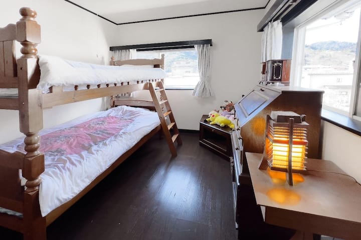 Ორსართულიანი საწოლები მხოლოდ 180 სმ სიმაღლისა და 80კგ ან ნაკლებია.