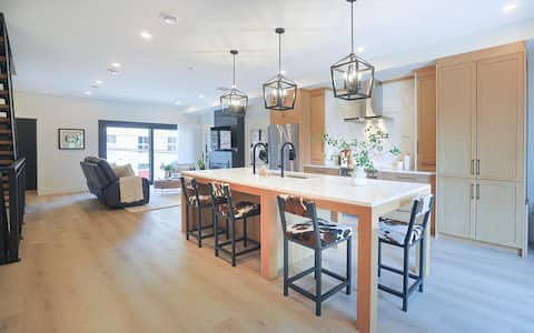 Gorgeous Townhome Rooftop HotTub