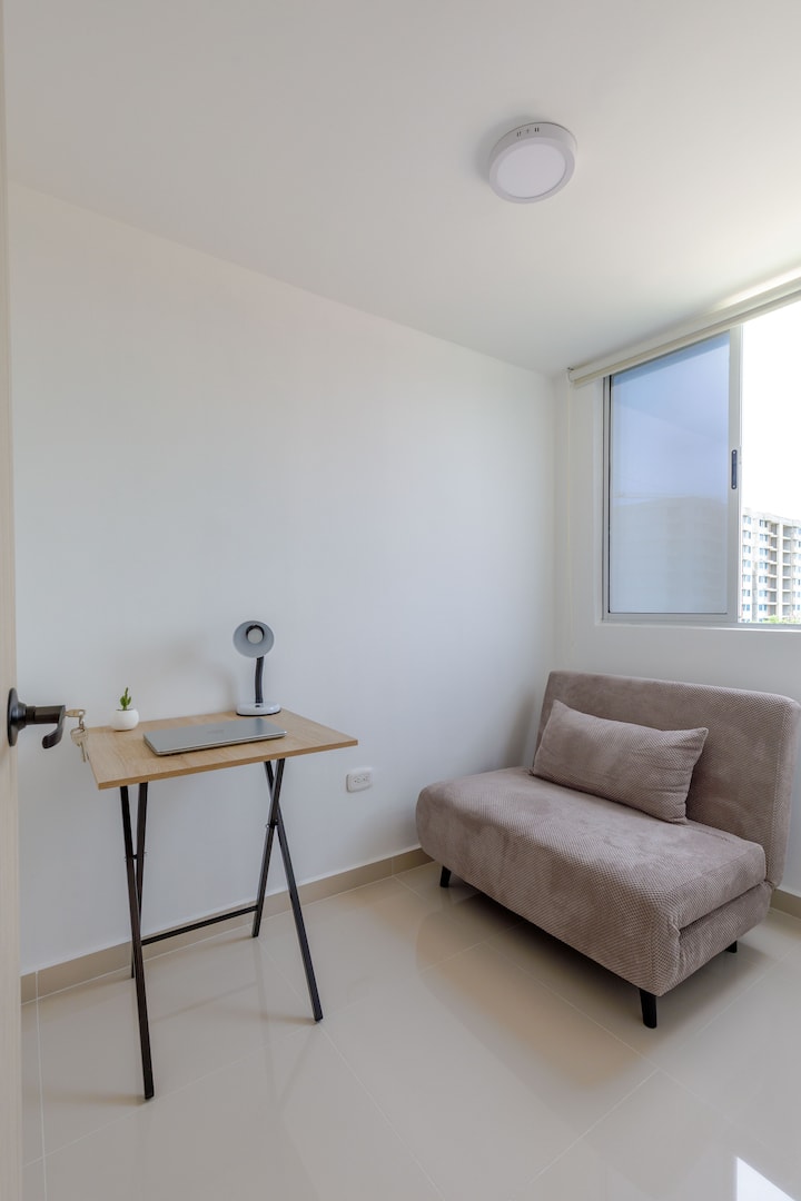 СТУДИО С РАЗТЕГАТЕЛЕН ДИВАН
(Лаптопът не е включен)