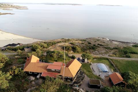 Magnificent large villa by the sea