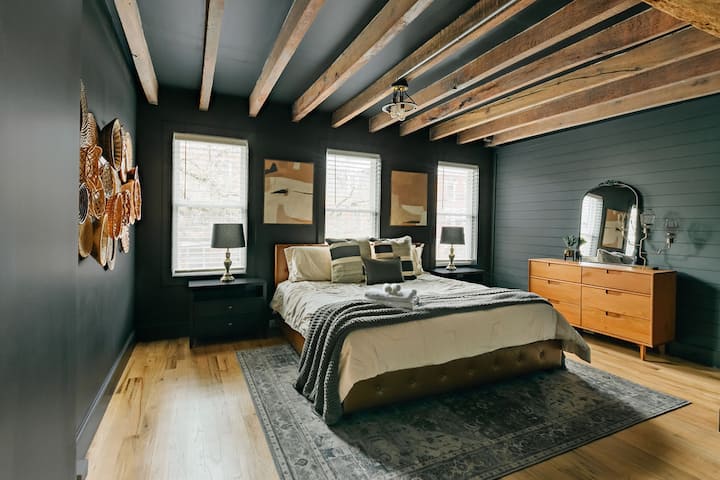 Stunning 5 BR - Heart of Downtown