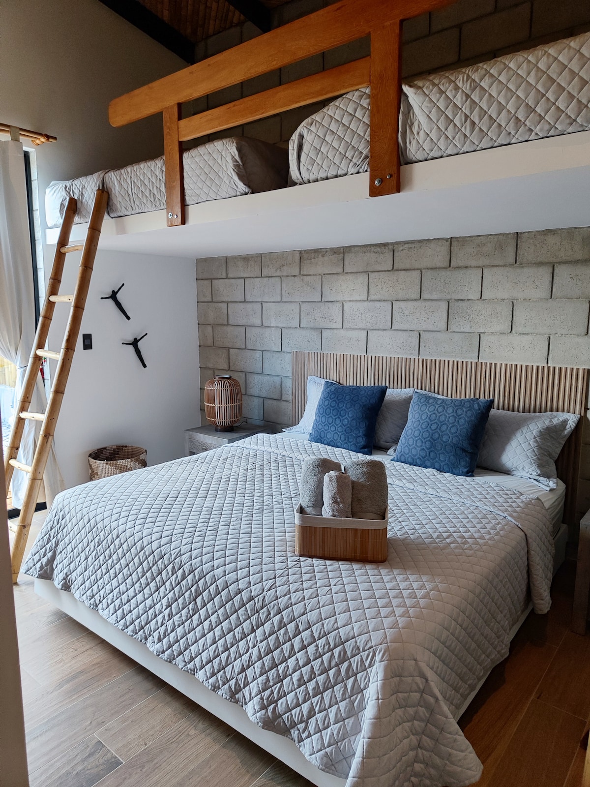 спалня на първо ниво 2 с 1 голямо двойно легло, 2 каюти с 2 - местни легла. 