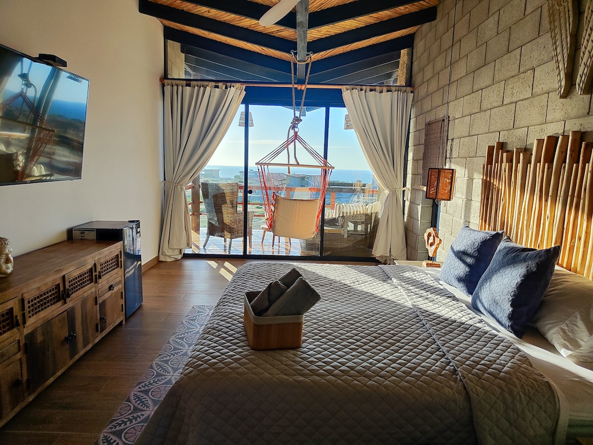 спалня 3 на второто ниво с тераса и изглед към океана. 