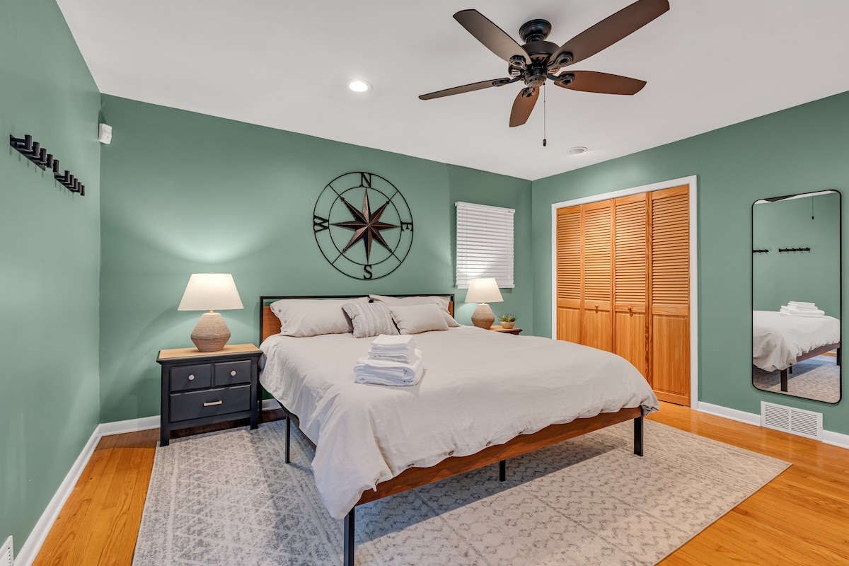 Amplio dormitorio principal con cama tamaño king de espuma viscoelástica y armario grande. Ventilador de techo para mayor comodidad. 