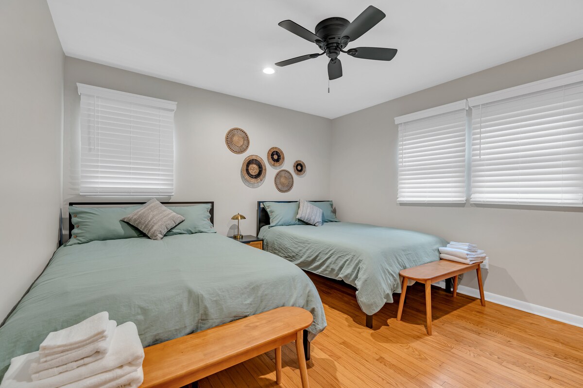 Dormitorio secundario con 2 camas de espuma viscoelástica de tamaño completo y sábanas limpias. Armario grande también. Ventilador de techo para mayor comodidad. 