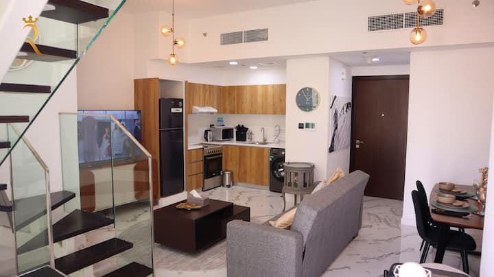 私たちのスタイリッシュなリビングルームは、リラクゼーションとエンターテイメントの両方に理想的なリトリートです。