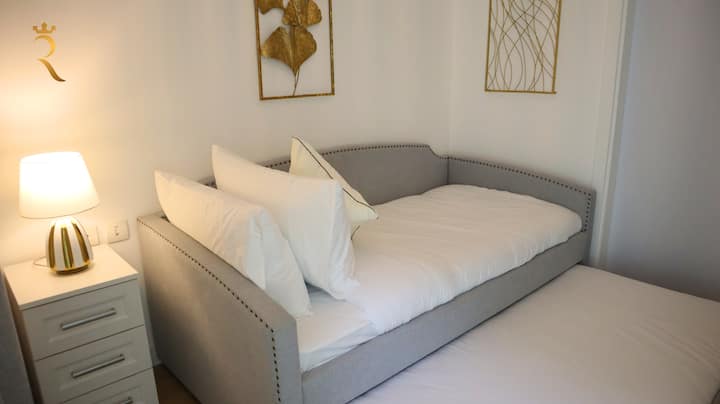 リラックスを念頭において設計された寝室でリラックスして充電しましょう。