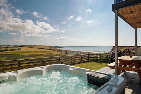 Stunning Beach House for 10 with Hot Tub & Parking