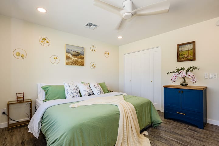 Ноќни маси со вградени usb и стандардни ѕидни приклучоци. Голем главен плакар.