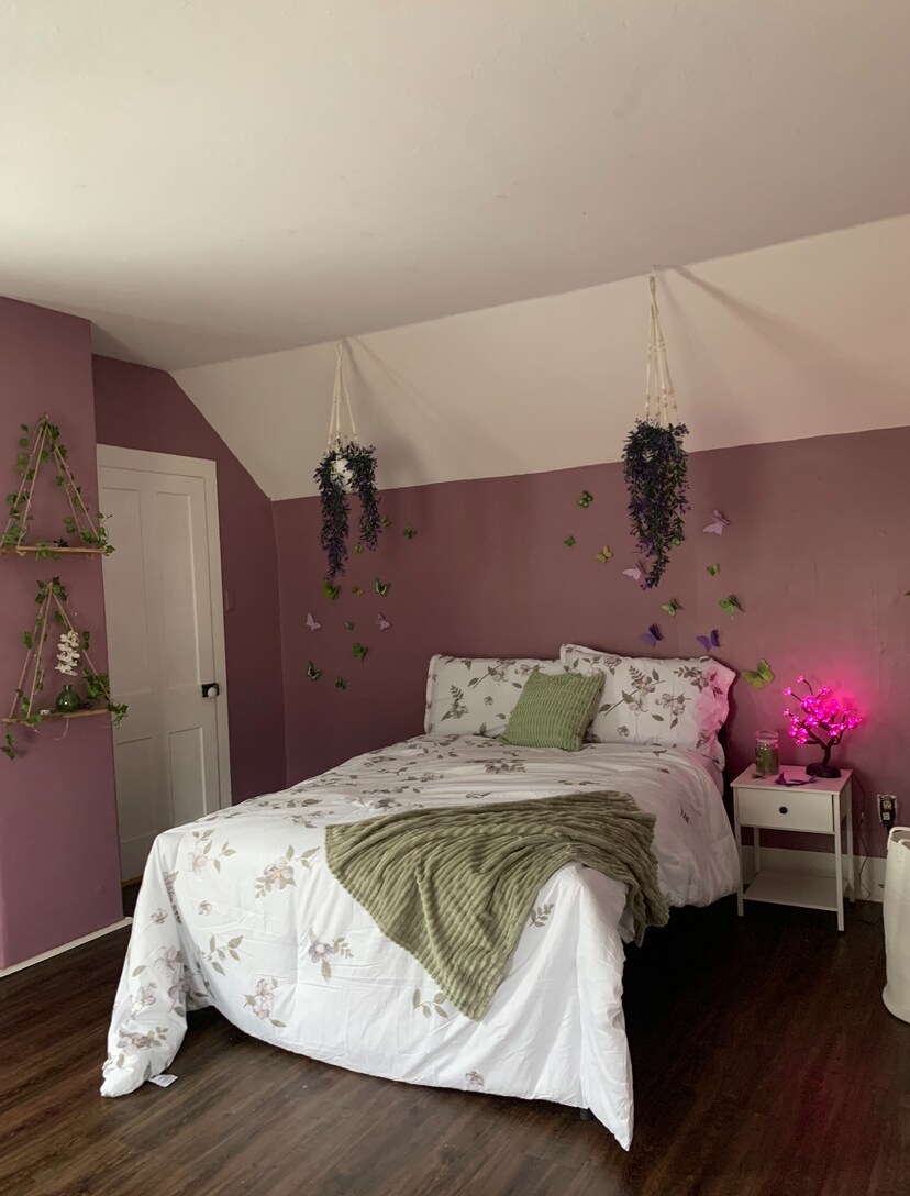 تحتوي غرفة النوم في الطابق العلوي على سرير كامل الحجم مع مساحة خزانة كبيرة في الحمام الملحق وحمام كامل ملحق به دش. تمت إضافة خزانة جديدة مع مرآة مكياج! 