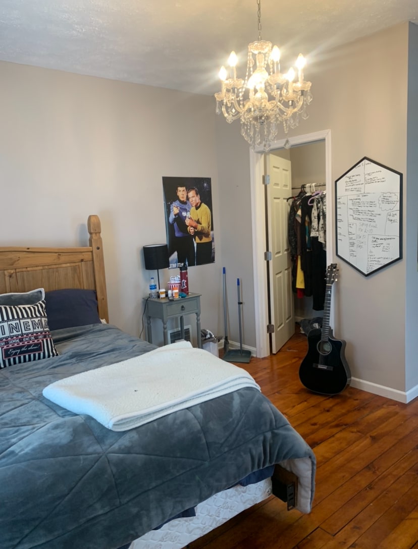 غرفة النوم هذه ذات طابع سينمائي لجميع عشاق السينما! واحدة من غرفتي نوم في الطابق السفلي بأرضيات خشبية صلبة، ومساحة كبيرة للأدراج وتلفزيون ذكي لأولئك الذين يسهرون ليلاً. تم تجديد جميع غرف النوم مؤخرًا. 