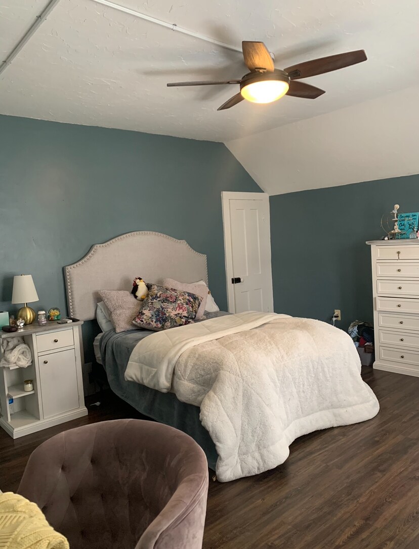 تحتوي غرفة النوم الثانية الموجودة في الطابق العلوي على سرير كامل الحجم، مع مكتب لمساحة العمل والكثير من الخزانة ومساحة الدرج للزوار. تحتوي غرفة النوم هذه أيضًا على تلفزيون ذكي لتلك البوم الليلي. يحتوي أيضًا على أرضيات خشبية صلبة - رائعة لأولئك الذين يعانون من الحساسية.