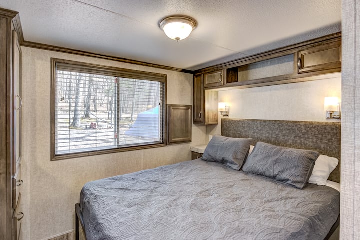 Dormitorio con cama tamaño queen 