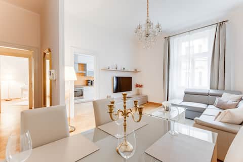 Top Airbnb: Old Town Royal Two Bedroom Apartment in Staré Město