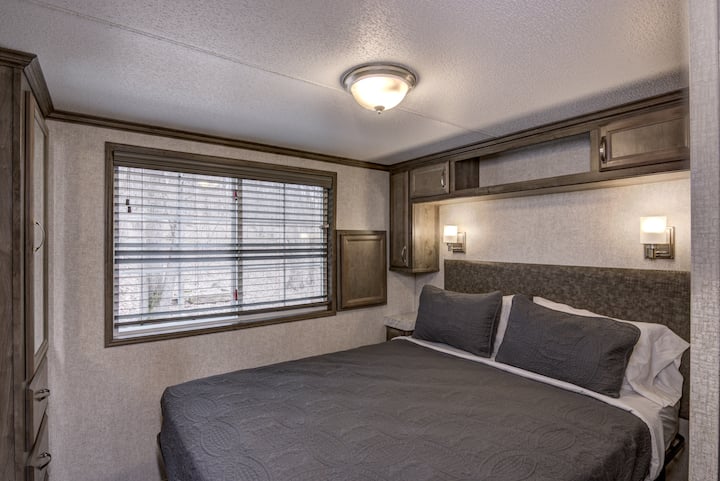 Dormitorio con cama tamaño queen. 