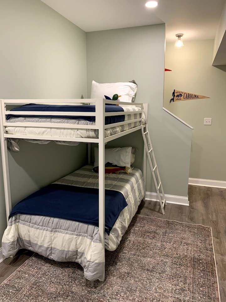 Who's got top bunk? Speaking of the top, there is guardrail that can be attached to the long side, providing extra safety. 