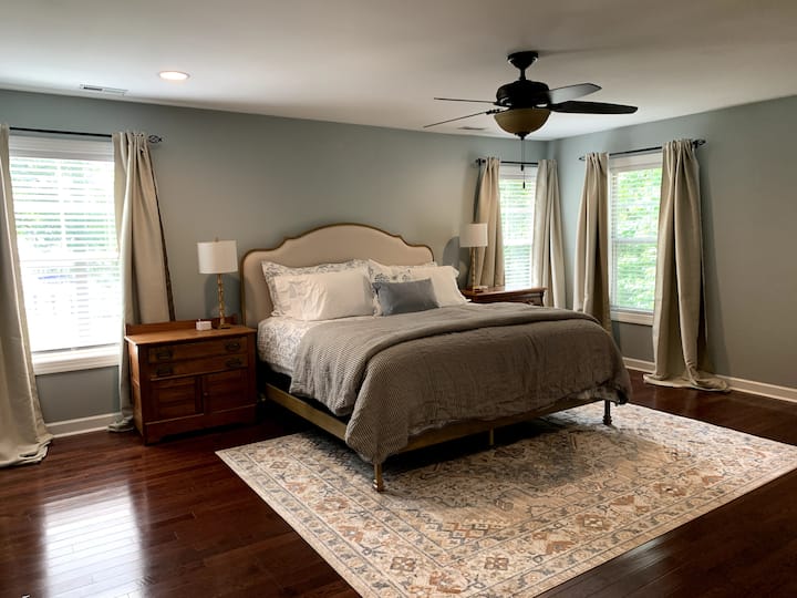 Upstairs, you'll find the main bedroom with a king bed and windows facing the lake. Ceiling can lights and soft lamps ensure you don't have to use the fan light! USB/USB-C portable charging station and sound machine provided.