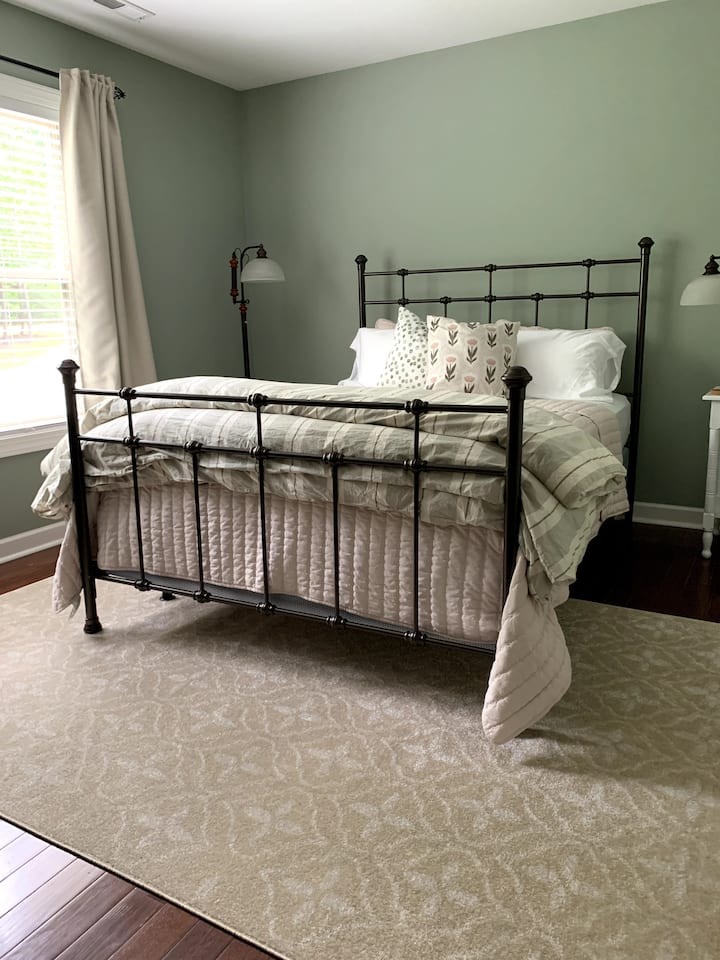 This is the other guest bedroom and is beside the guest bathroom. This is also a queen bed. USB/USB-C portable charging station and sound machine provided.