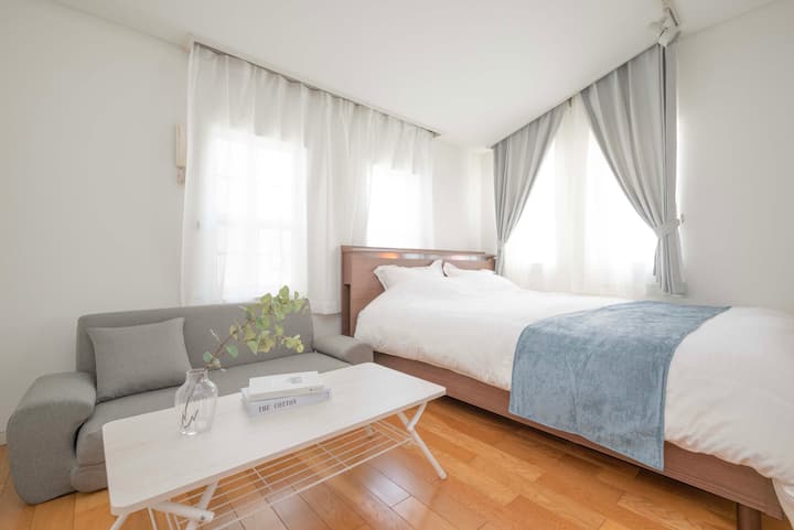 Нудиме дом каде што ќе можете да се опуштите и опуштите откако ќе уживате во авантурите за разгледување знаменитости во Јапонија.
Природната светлина прекрасно ја исполнува куќата.