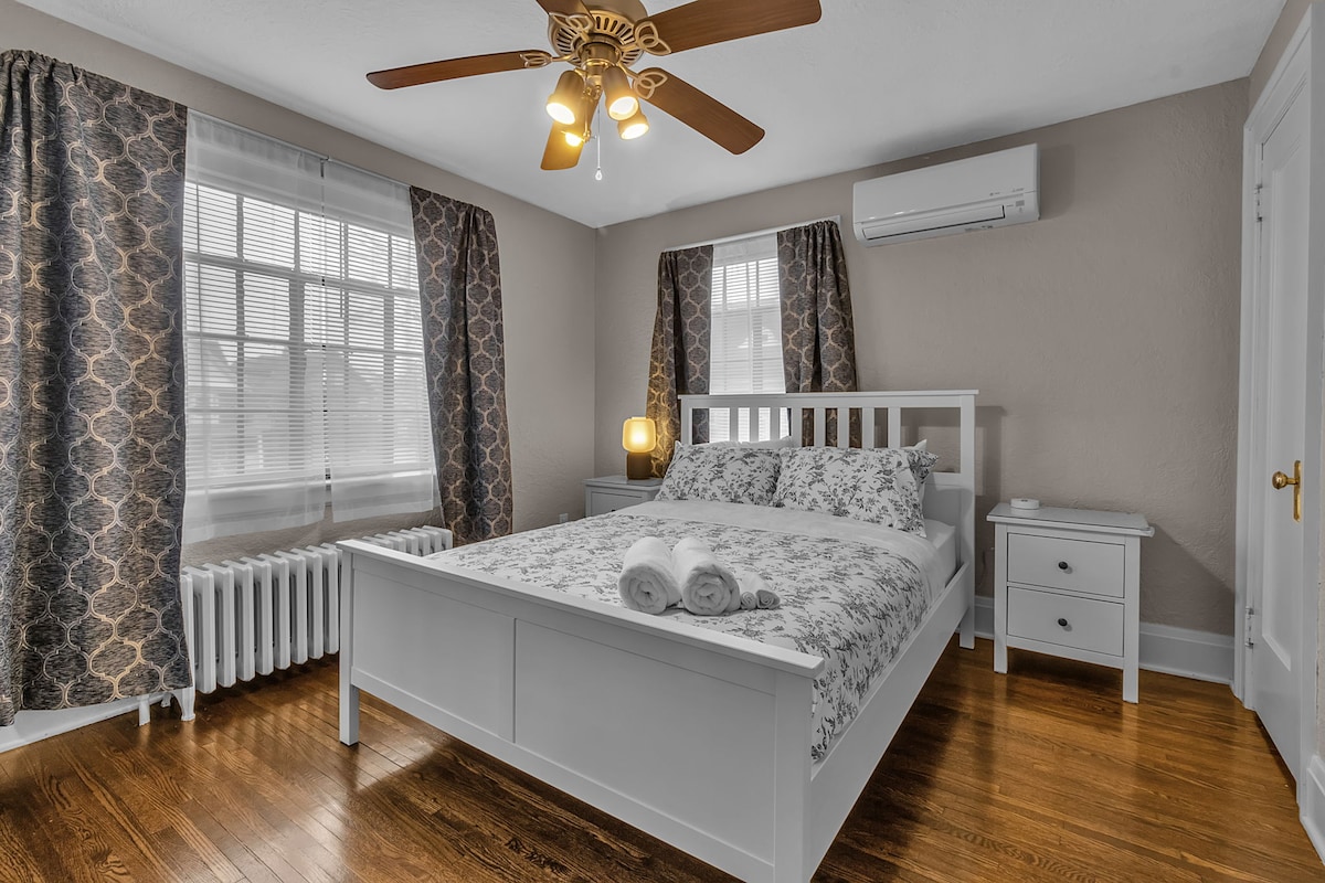 Тази спалня има двойно легло, смарт високоговорител Sonos, телевизор Roku, зарядни устройства за телефони и малък самостоятелен балкон.