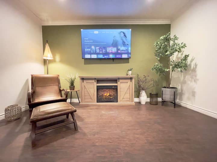 Secluded Charming 3br Retreat + Oversize Parking - Lancaster, CA
