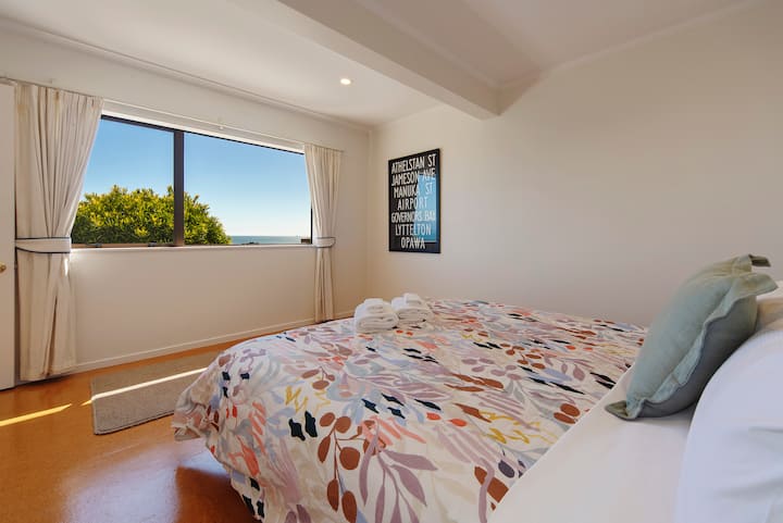Dormitorio 4 (nivel inferior - Apartamento independiente) Cama Super King con vistas completas al mar  
Otro: Colchón para niños - Disponible para que los niños más pequeños duerman en la habitación de sus padres
