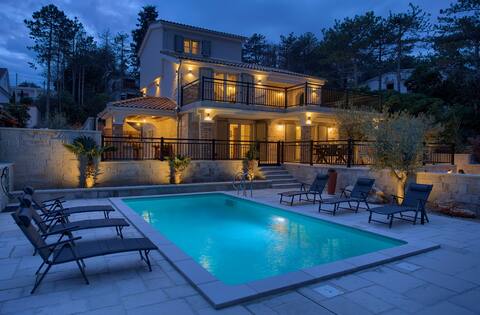 Villa Sea Queen With Heated Pool and Seaview