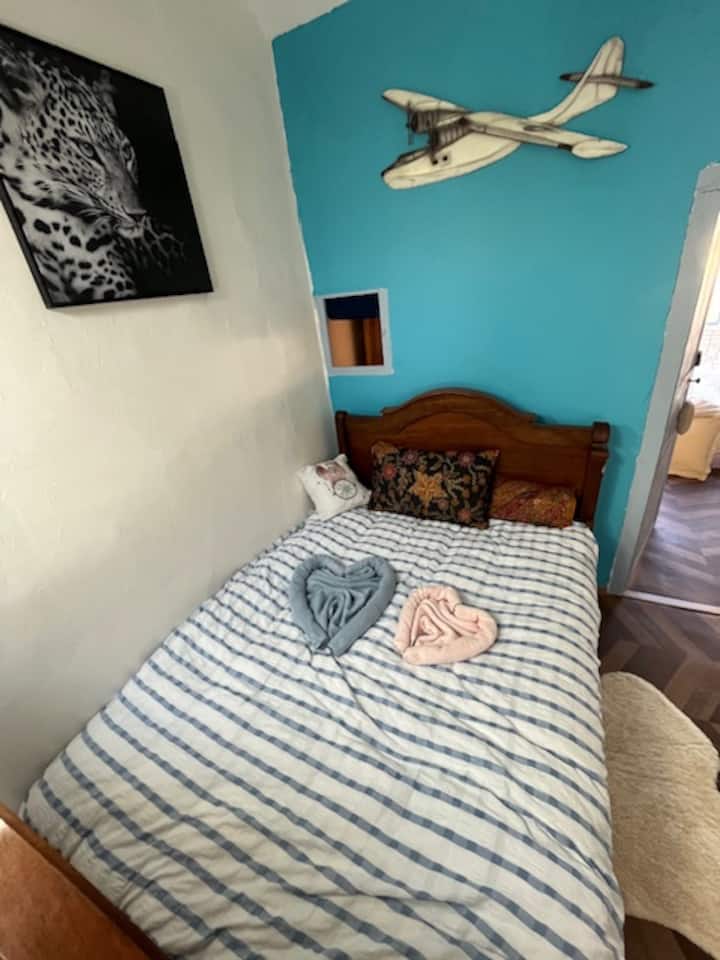 Habitación para adolescentes/adultos con reproductor de CD/memoria USB, LEGO Technics a disposición. Escritorio a disposición, libros desde 6.º de primaria hasta 2.º de bachillerato, cómics.