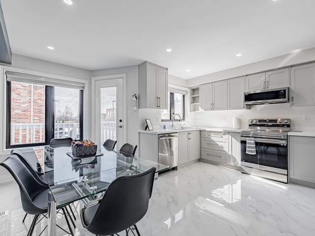 4 Bedroom Port Union Paradise w/ Parking gallery image 4