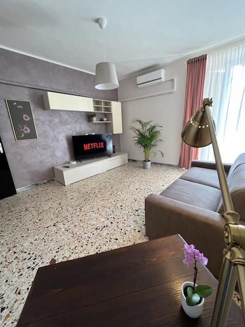 Proprietà Airbnb di successo: Cruise Port & Rome Link | Luna Family Apartment a Civitavecchia