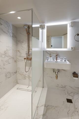 Primavera by halu!: Seafront apartment gallery image 5