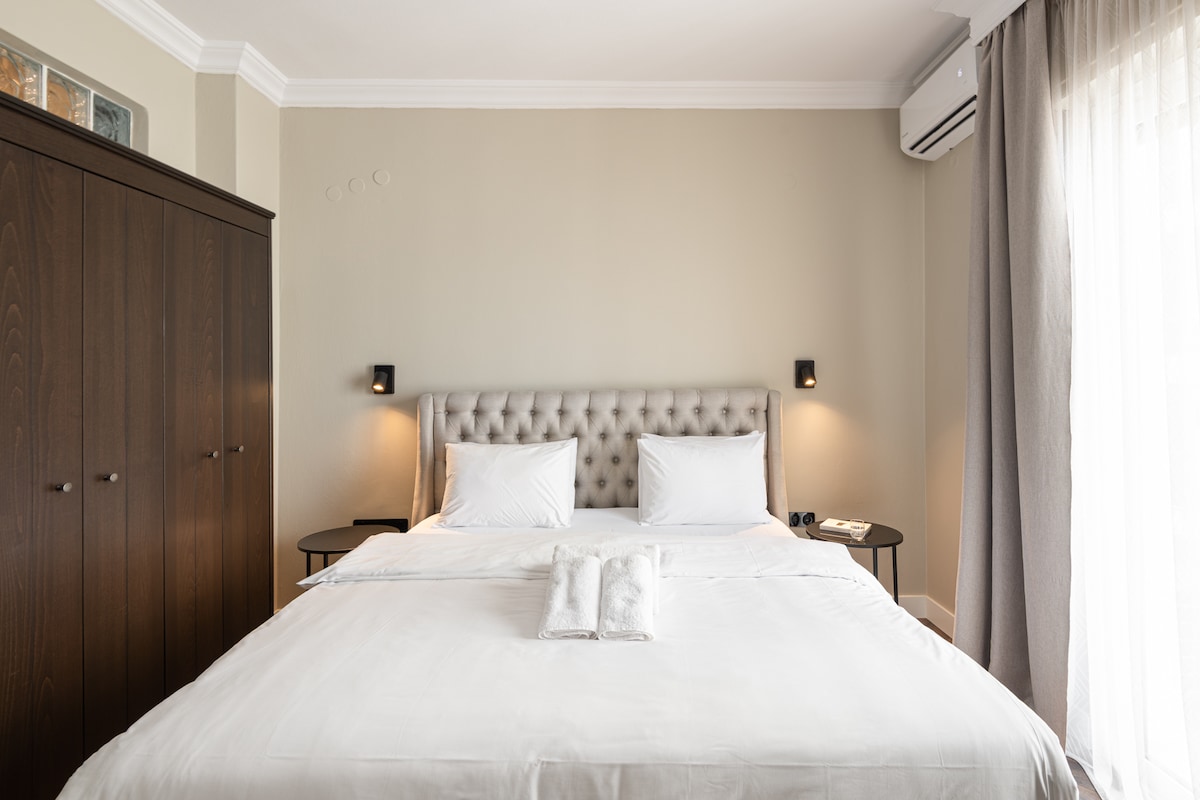 غرفة نوم بسرير بحجم كبير