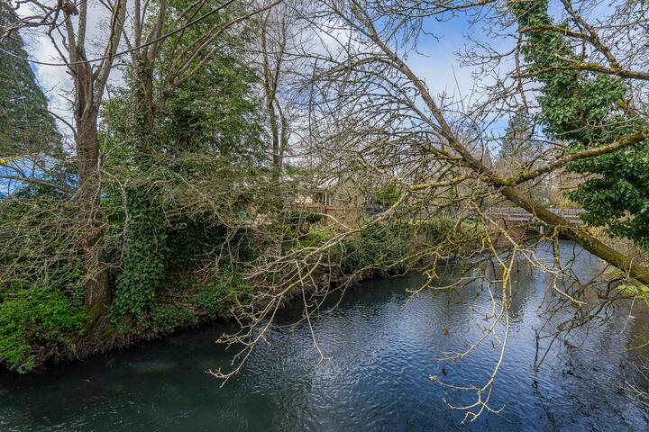 *10% Off* Cozy & Rare Riverfront Home with HotTub gallery image 5