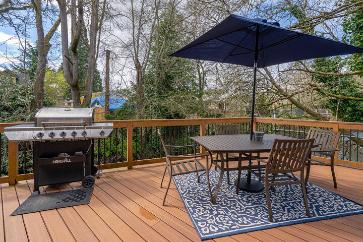 *10% Off* Cozy & Rare Riverfront Home with HotTub gallery image 3