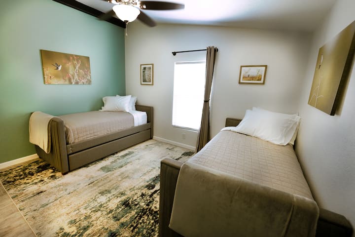 ¡Duerme bien, equipo de aventura! ️ Nuestra acogedora habitación con literas es perfecta para familias, amigos o compañeros de viaje. Dos cómodas literas y un montón de espacio de almacenamiento para una estancia divertida y relajante. ¡Dulces sueños! 