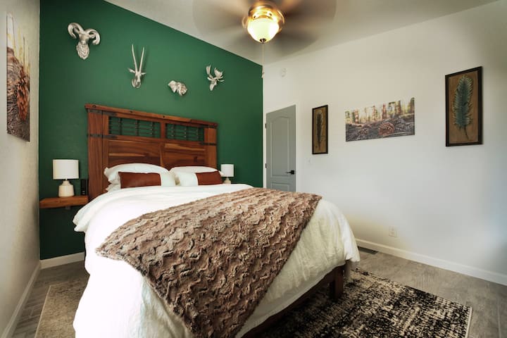 ¡Dulces sueños te esperan!  Nuestro acogedor dormitorio queen es tu refugio para descansar y relajarse. 
La ropa de cama lujosa, el amplio espacio de almacenamiento y un ambiente sereno garantizan un retiro tranquilo después de un día de aventura. ¡Duerme bien! 