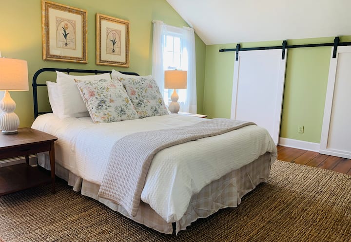 Chumba cha kulala cha ghorofa ya pili juu ya ngazi.  Sehemu nyingi za kabati.    