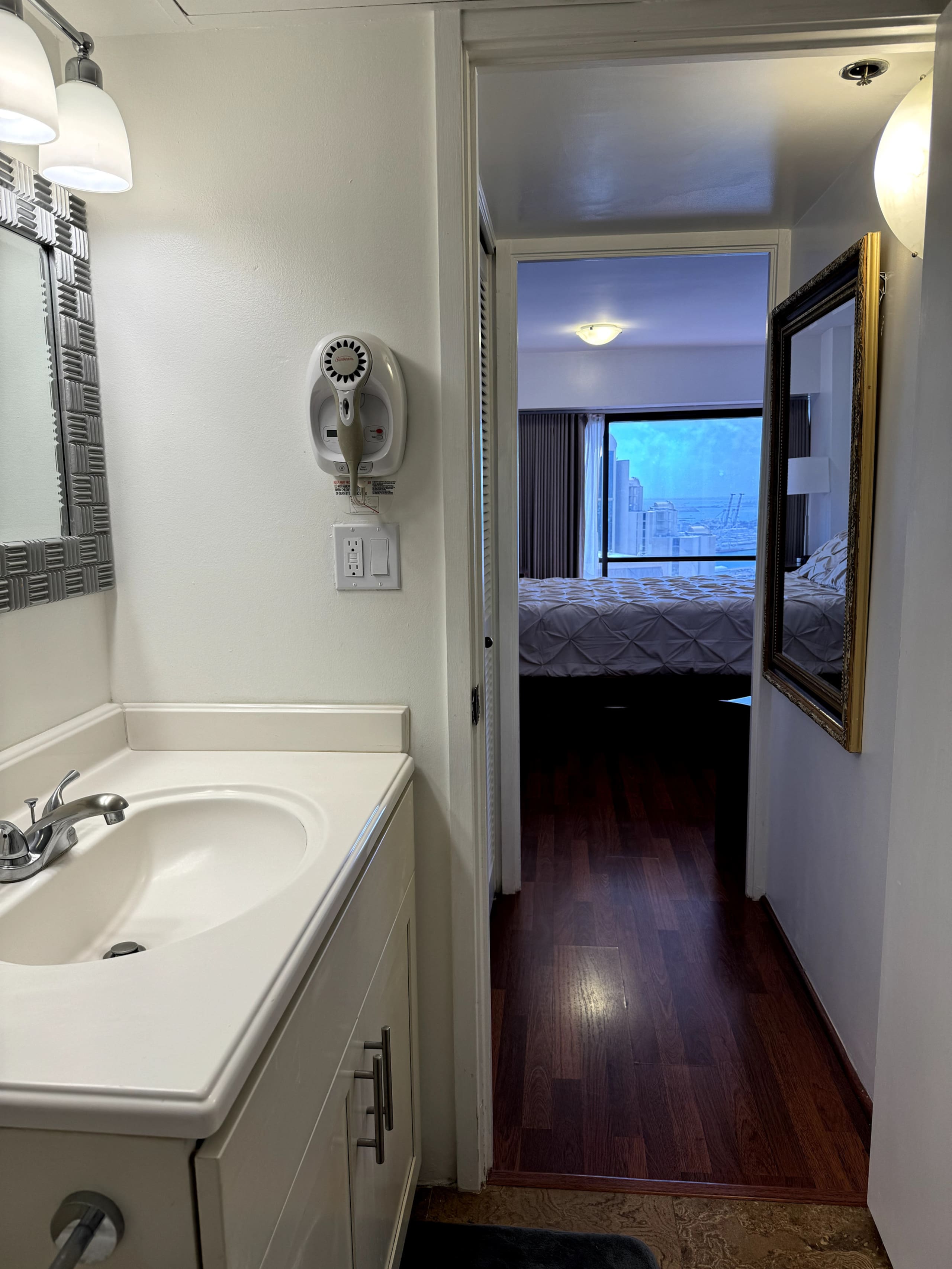 Elegant Ocean View Suite - Image 7