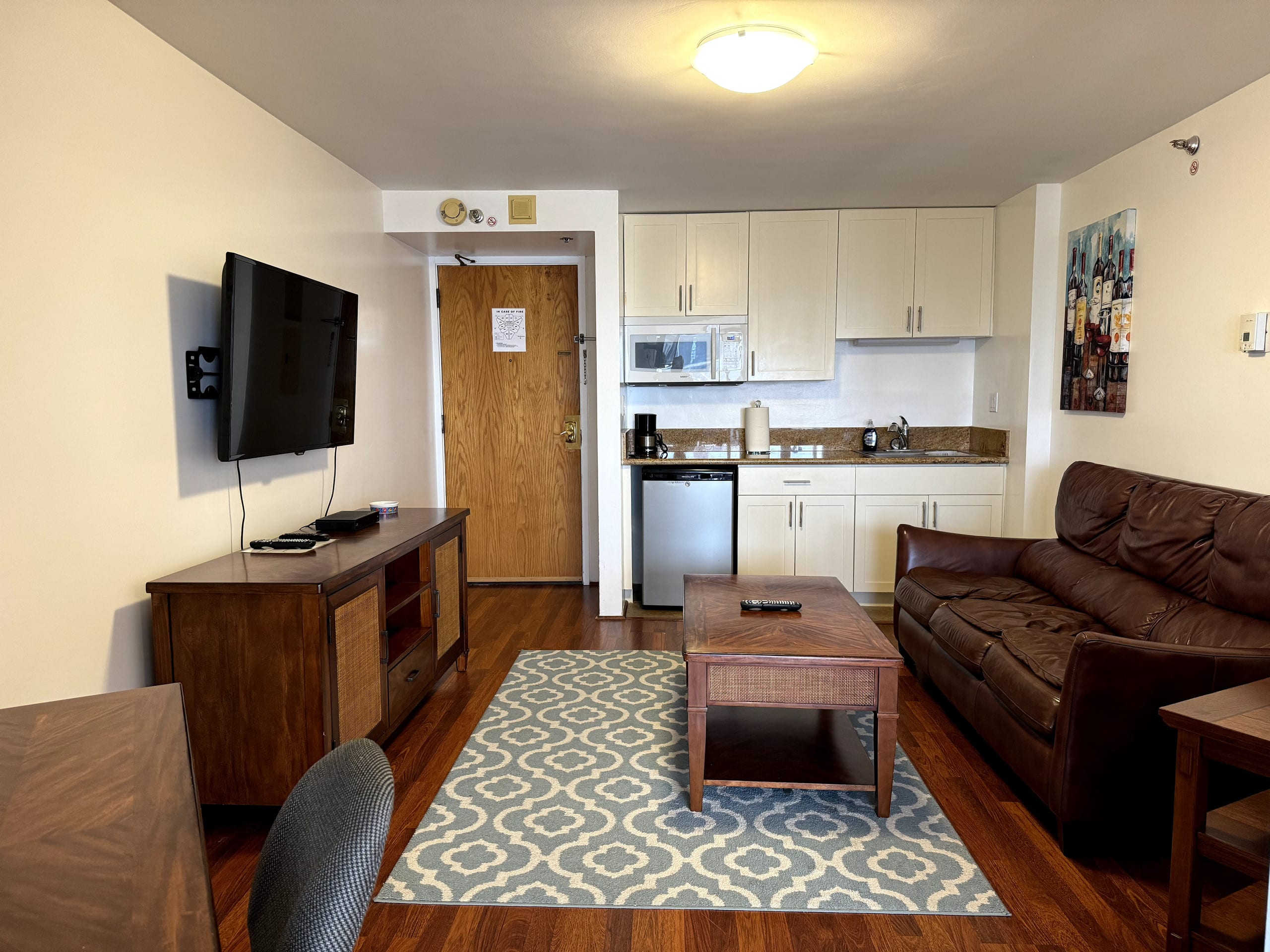 Elegant Ocean View Suite - Image 3