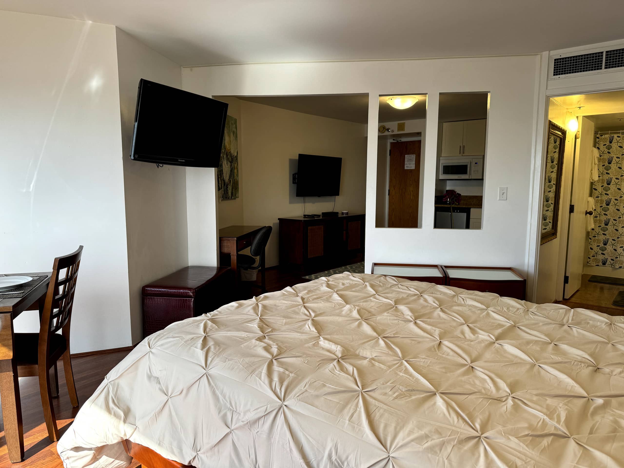 Elegant Ocean View Suite - Image 11