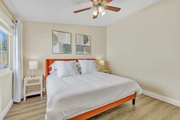 这间迷人的卧室为舒适和生产力而设计，体验自然光的美景。 宽敞的布局和专用的学习区非常适合工作或休闲。