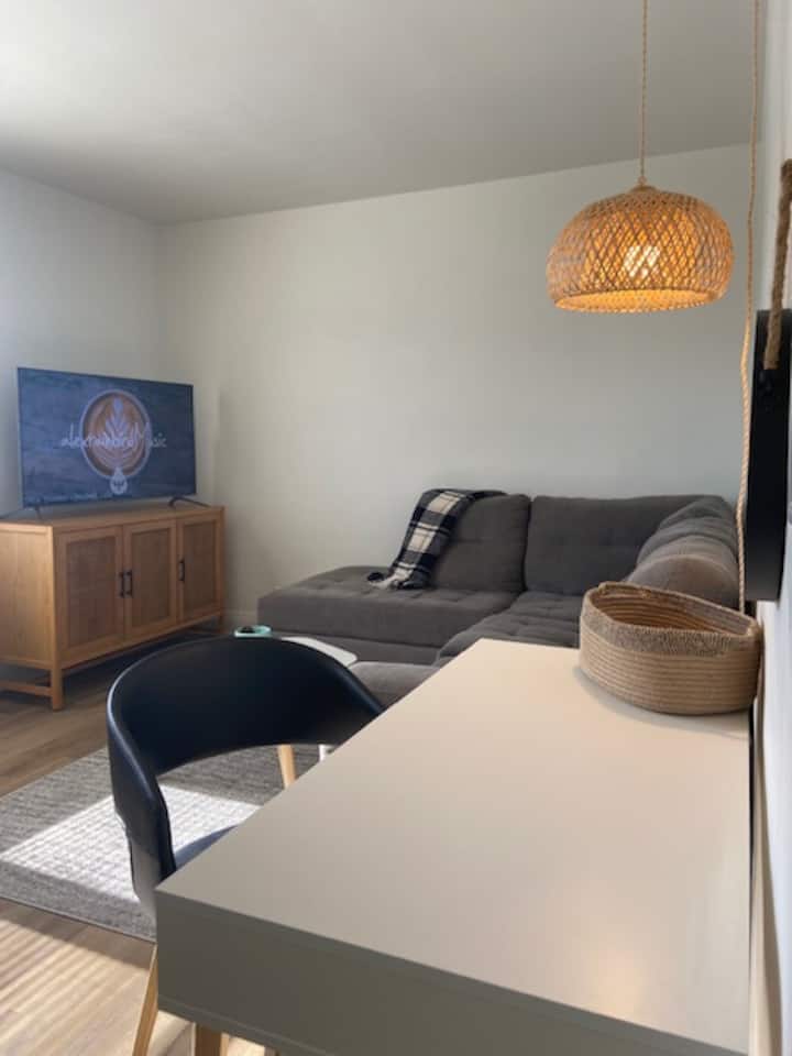 Cozy & Central ~ 1 Bedroom Suite - St. Catharines