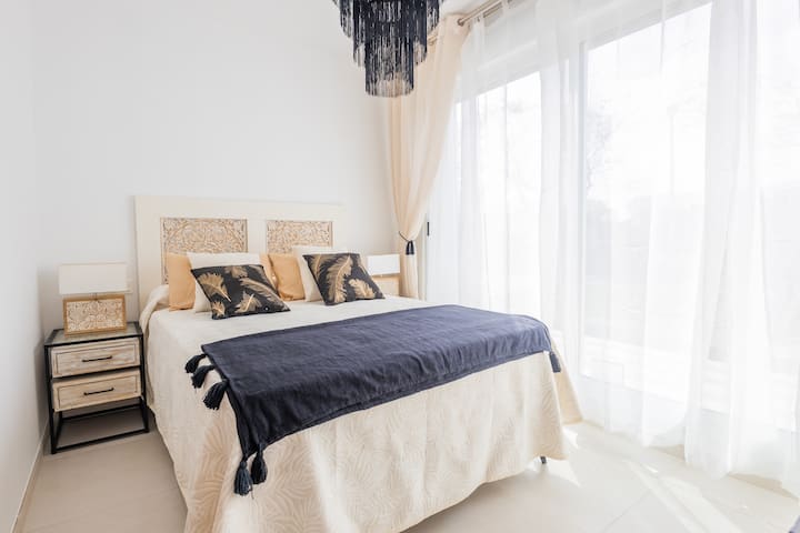 Hlavná spálňa s vlastnou kúpeľňou a sprchovacím kútom. 