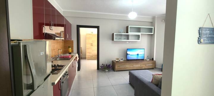 غرفة معيشة مع تلفزيون مسطح وواي فاي مجاني 