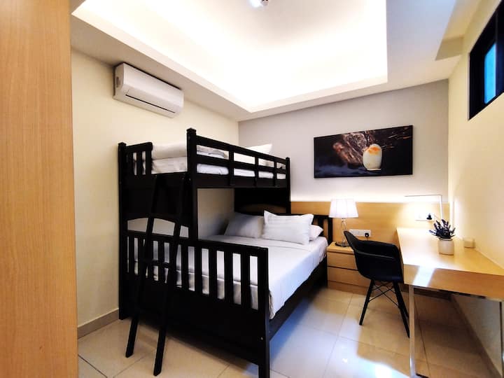 Spálňa typu Deluxe s poschodovou manželskou posteľou, samostatnou posteľou a šatníkom.