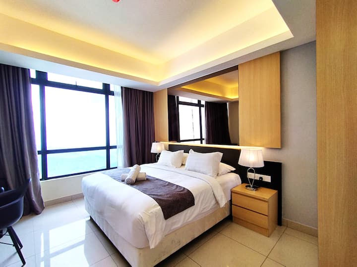 Spálňa s vlastnou kúpeľňou s manželskou posteľou King, šatníkom, žehličkou a žehliacou doskou.   